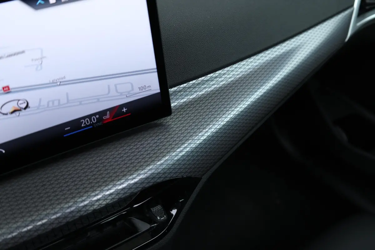 320i / M-Sportpakket / PDC / Achteruitrij Camera / Verwarmde Voorstoelen / Adaptieve Led / schuif-kanteldak /