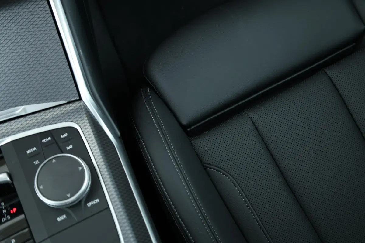 320i / M-Sportpakket / PDC / Achteruitrij Camera / Verwarmde Voorstoelen / Adaptieve Led / schuif-kanteldak /