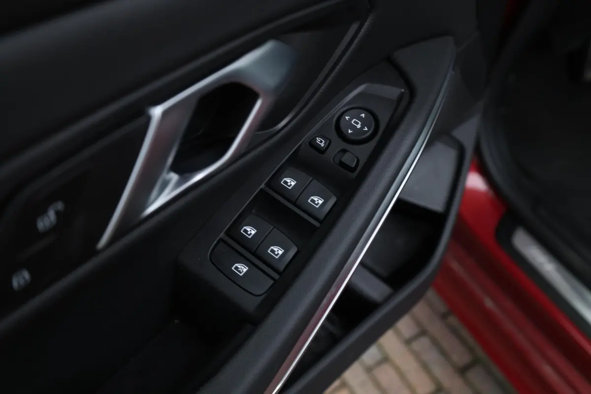 320i / M-Sportpakket / PDC / Achteruitrij Camera / Verwarmde Voorstoelen / Adaptieve Led / schuif-kanteldak /