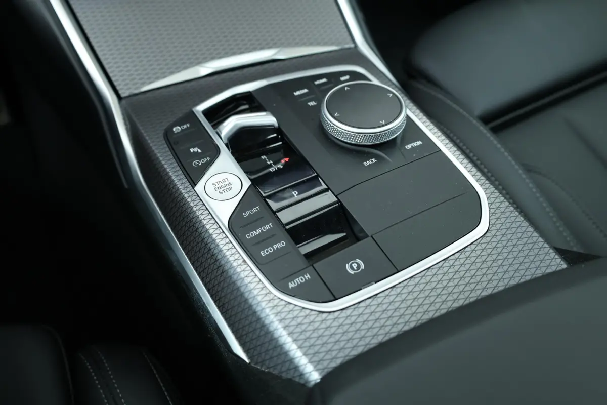 320i / M-Sportpakket / PDC / Achteruitrij Camera / Verwarmde Voorstoelen / Adaptieve Led / schuif-kanteldak /