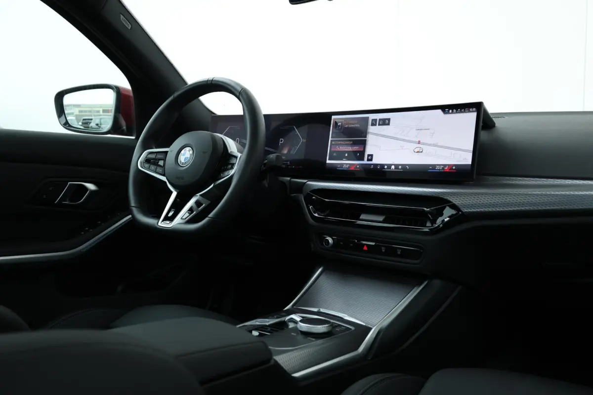 320i / M-Sportpakket / PDC / Achteruitrij Camera / Verwarmde Voorstoelen / Adaptieve Led / schuif-kanteldak /