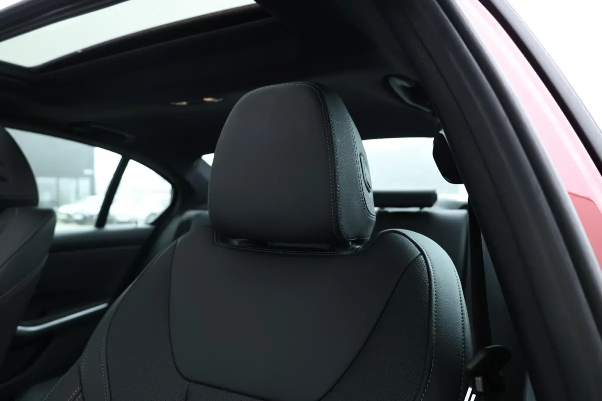 320i / M-Sportpakket / PDC / Achteruitrij Camera / Verwarmde Voorstoelen / Adaptieve Led / schuif-kanteldak /