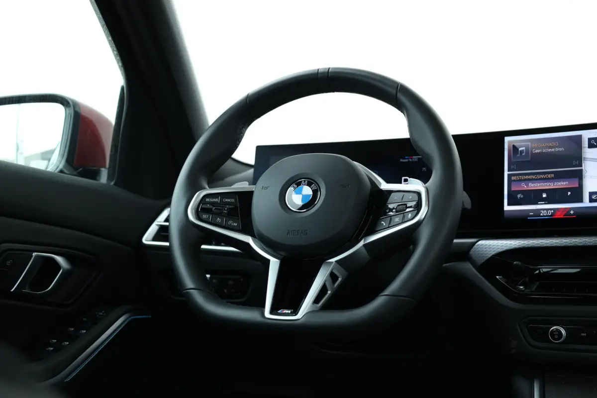 320i / M-Sportpakket / PDC / Achteruitrij Camera / Verwarmde Voorstoelen / Adaptieve Led / schuif-kanteldak /