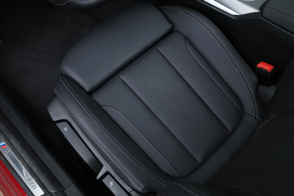 320i / M-Sportpakket / PDC / Achteruitrij Camera / Verwarmde Voorstoelen / Adaptieve Led / schuif-kanteldak /