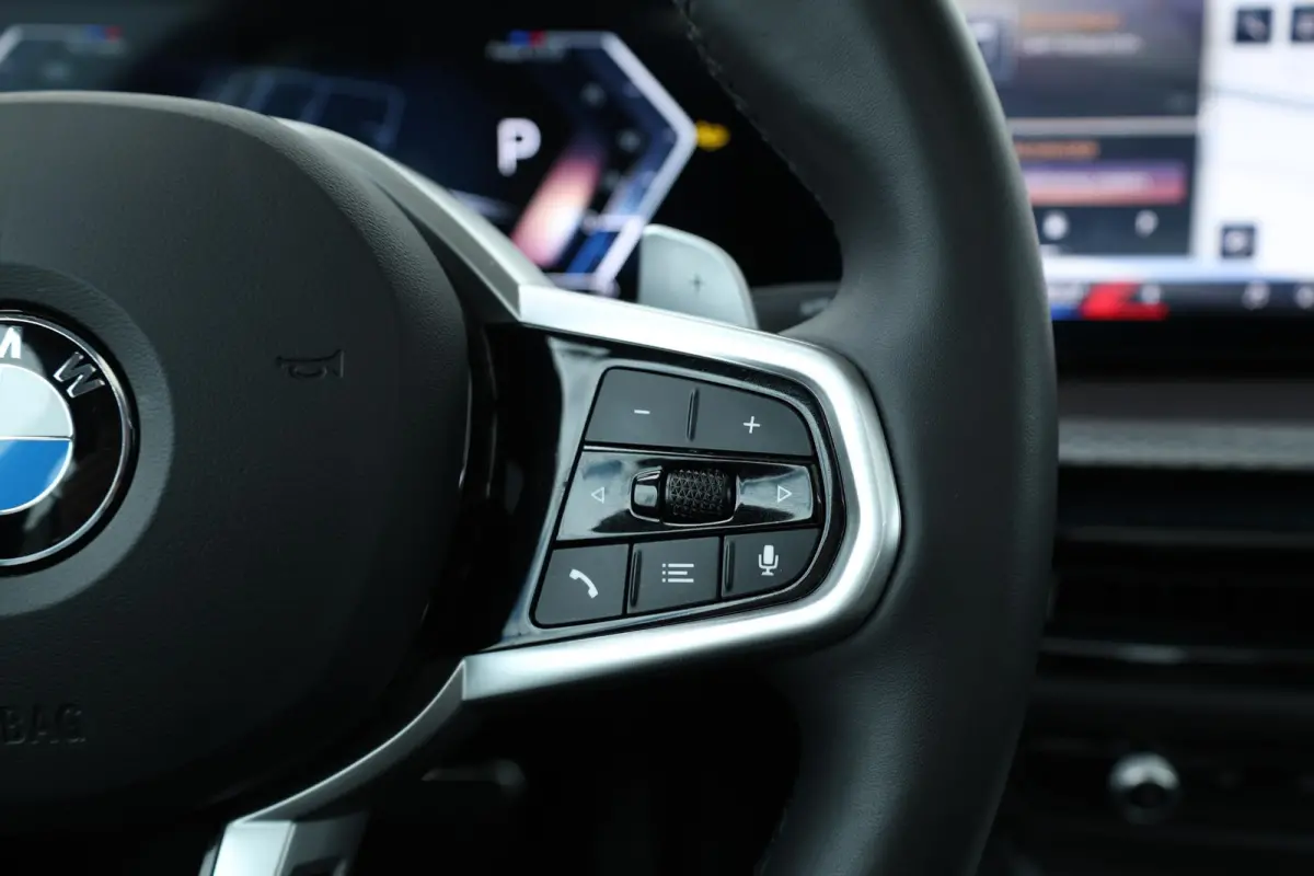 320i / M-Sportpakket / PDC / Achteruitrij Camera / Verwarmde Voorstoelen / Adaptieve Led / schuif-kanteldak /