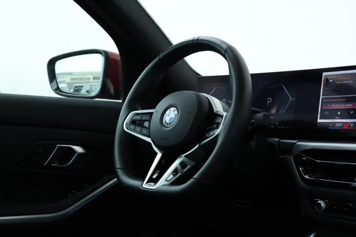 320i / M-Sportpakket / PDC / Achteruitrij Camera / Verwarmde Voorstoelen / Adaptieve Led / schuif-kanteldak /