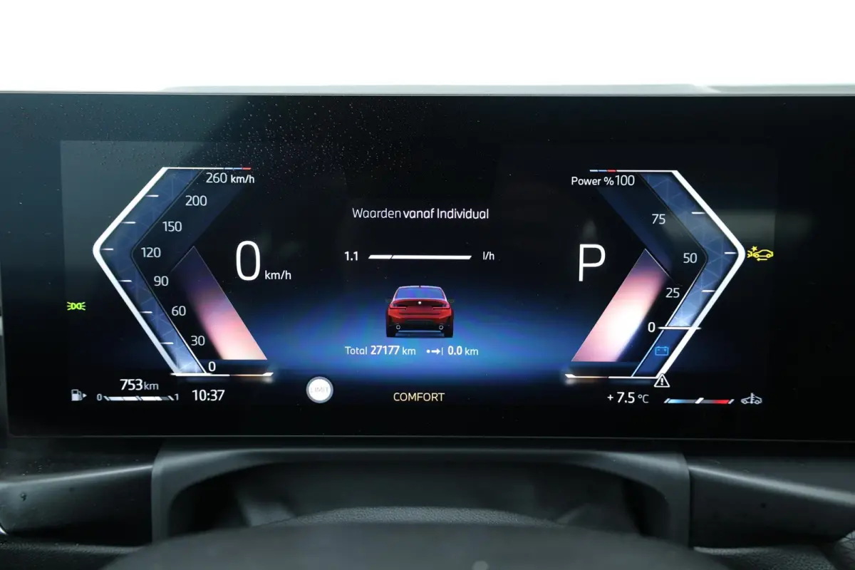 320i / M-Sportpakket / PDC / Achteruitrij Camera / Verwarmde Voorstoelen / Adaptieve Led / schuif-kanteldak /