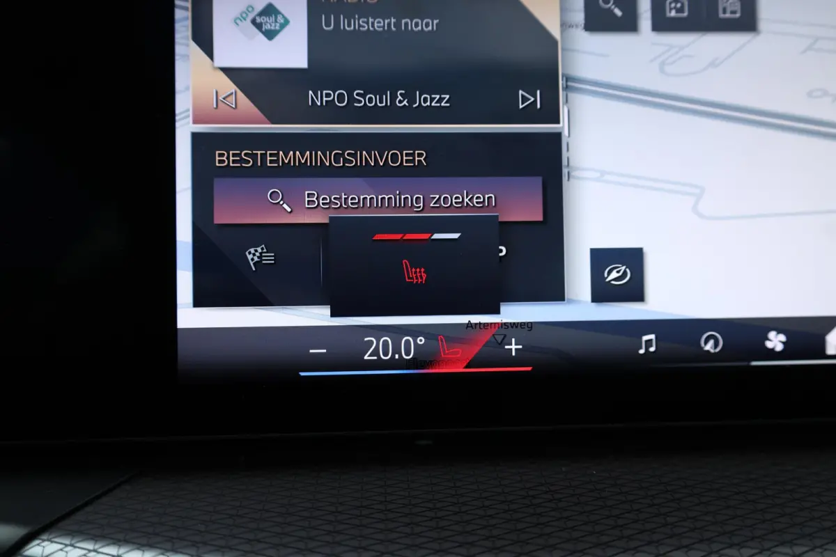 320i / M-Sportpakket / PDC / Achteruitrij Camera / Verwarmde Voorstoelen / Adaptieve Led / schuif-kanteldak /