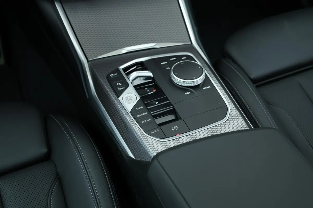 320i / M-Sportpakket / PDC / Achteruitrij Camera / Verwarmde Voorstoelen / Adaptieve Led / schuif-kanteldak /