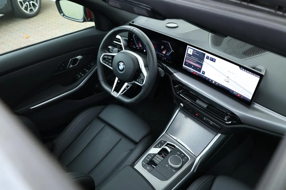 320i / M-Sportpakket / PDC / Achteruitrij Camera / Verwarmde Voorstoelen / Adaptieve Led / schuif-kanteldak /