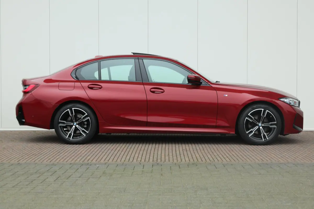 320i / M-Sportpakket / PDC / Achteruitrij Camera / Verwarmde Voorstoelen / Adaptieve Led / schuif-kanteldak /