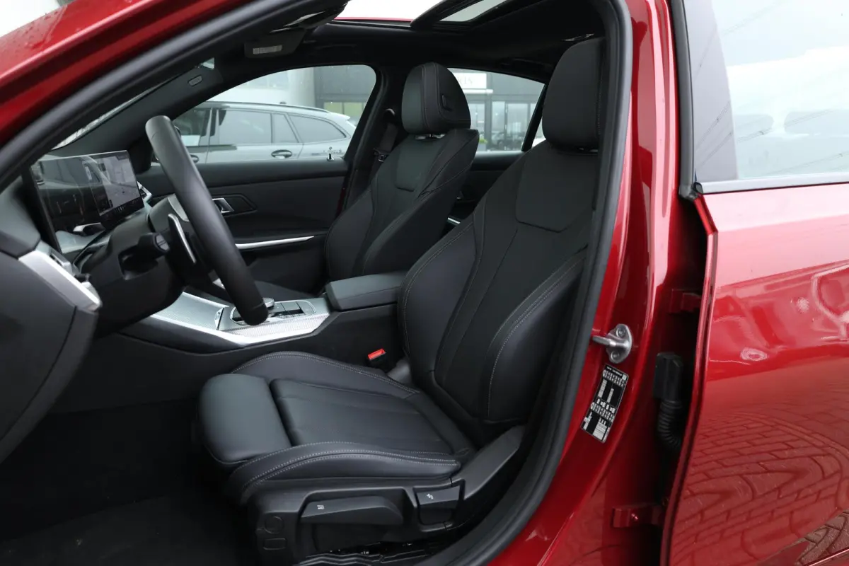320i / M-Sportpakket / PDC / Achteruitrij Camera / Verwarmde Voorstoelen / Adaptieve Led / schuif-kanteldak /
