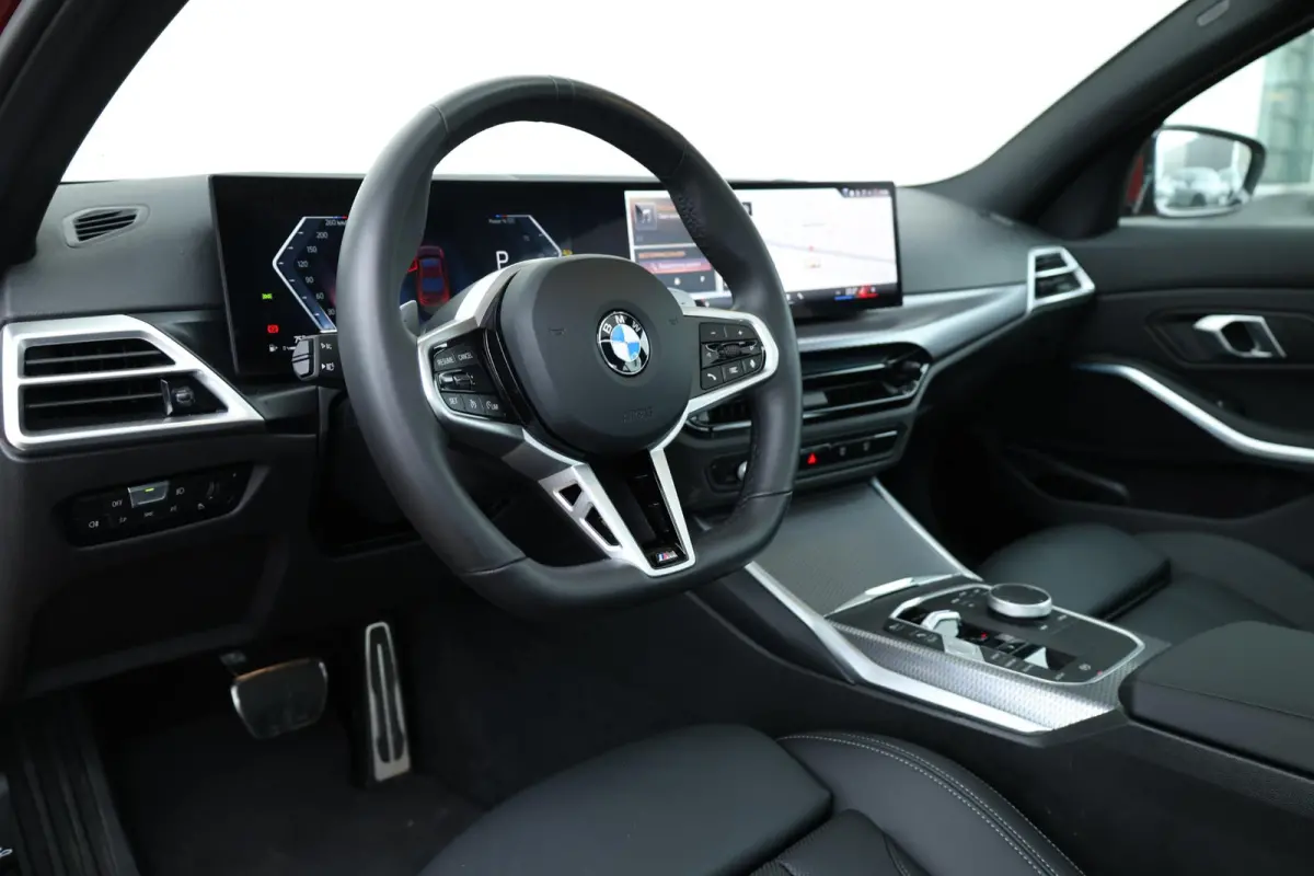 320i / M-Sportpakket / PDC / Achteruitrij Camera / Verwarmde Voorstoelen / Adaptieve Led / schuif-kanteldak /