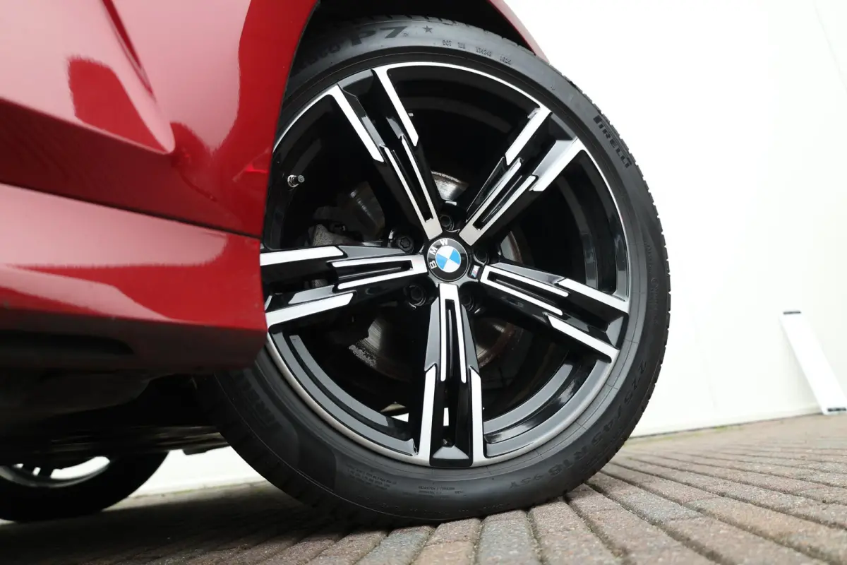 320i / M-Sportpakket / PDC / Achteruitrij Camera / Verwarmde Voorstoelen / Adaptieve Led / schuif-kanteldak /