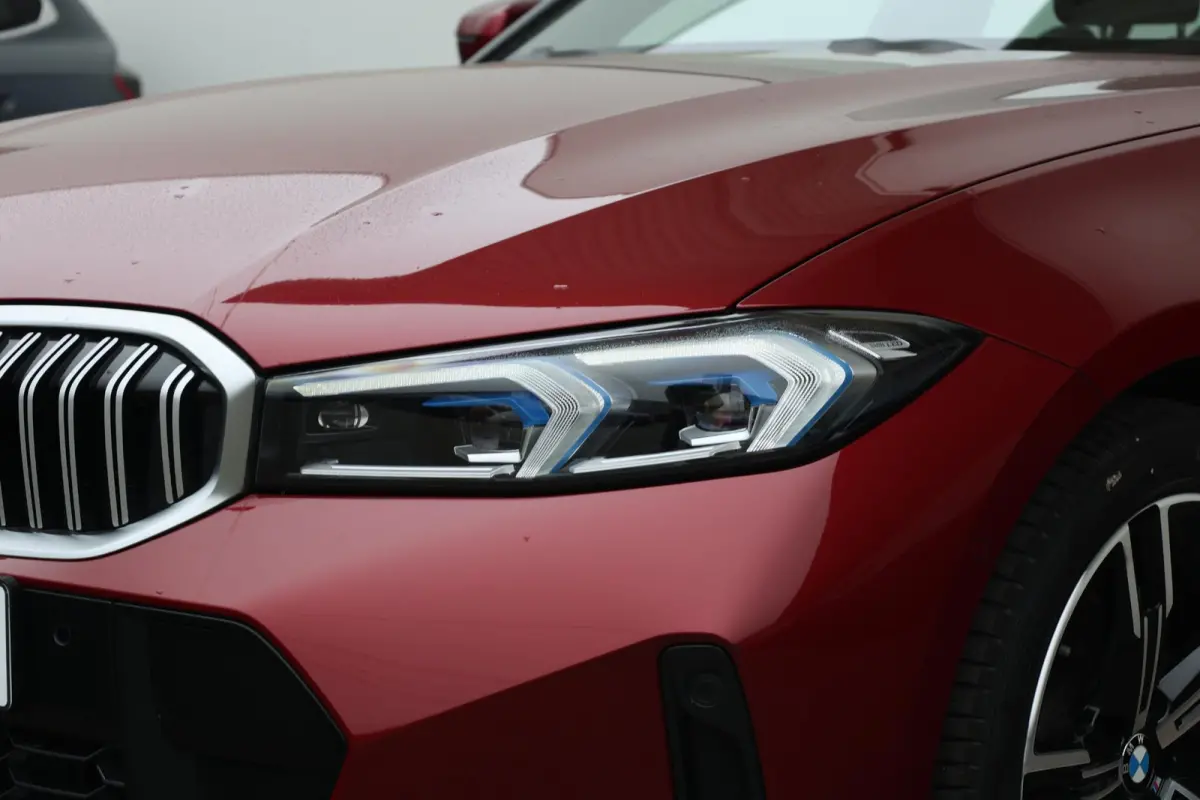 320i / M-Sportpakket / PDC / Achteruitrij Camera / Verwarmde Voorstoelen / Adaptieve Led / schuif-kanteldak /