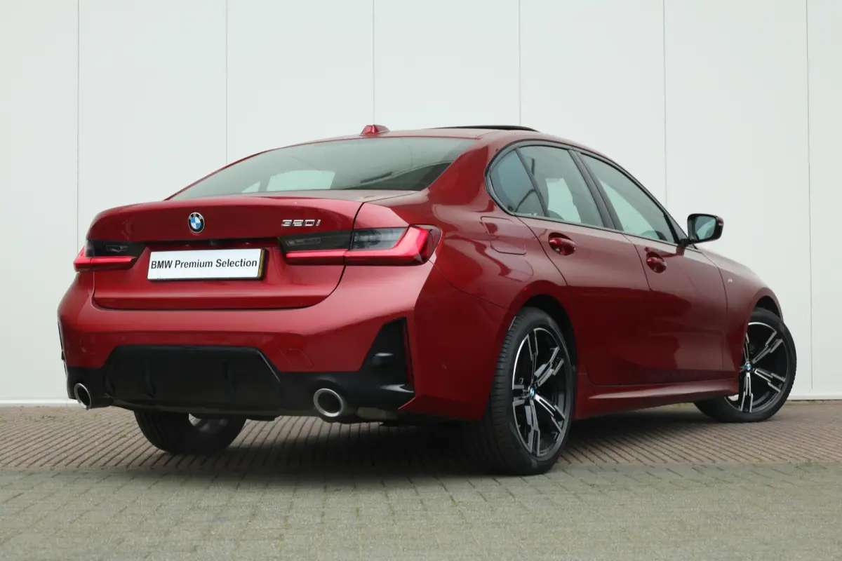 320i / M-Sportpakket / PDC / Achteruitrij Camera / Verwarmde Voorstoelen / Adaptieve Led / schuif-kanteldak /