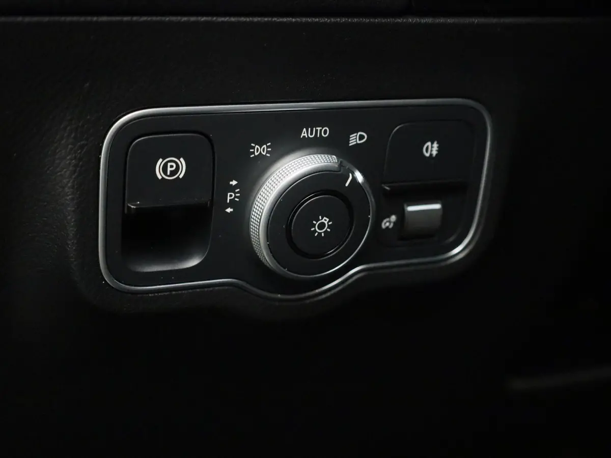 180 Business Line AUTOMAAT | NAVIGATIE | WIDESCREEN | CAMERA | CRUISE | CLIMA | PDC | LMV | SPORSTOELEN | HALF LEER | ELEKTRISCHE KOFFERKLEP | STOELVERWARMING | 12 MAANDEN BOVAG GARANTIE |