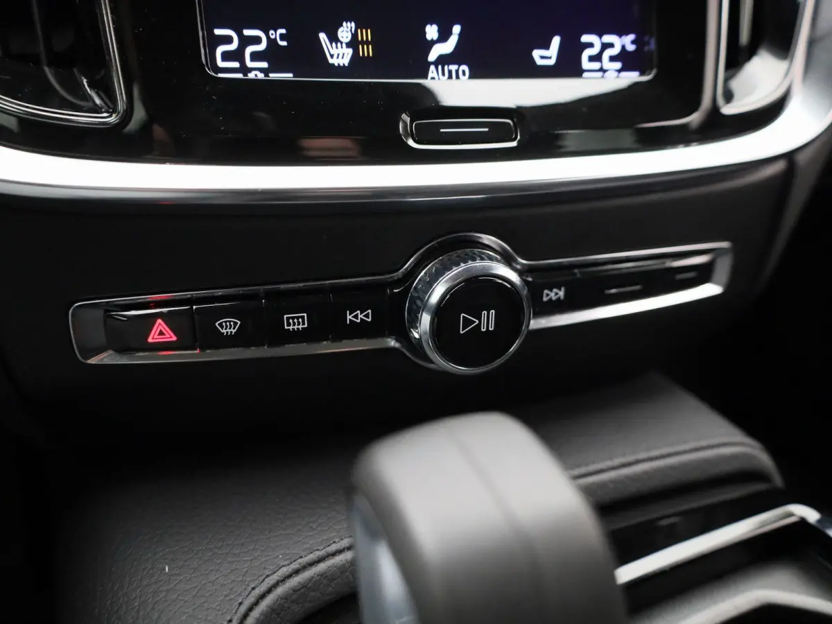 2.0 T6 Recharge AWD Inscription Expression | Stoel + Stuurverwarming | Achteruitrijcamera | Carplay | Virtual | Lane Assist |