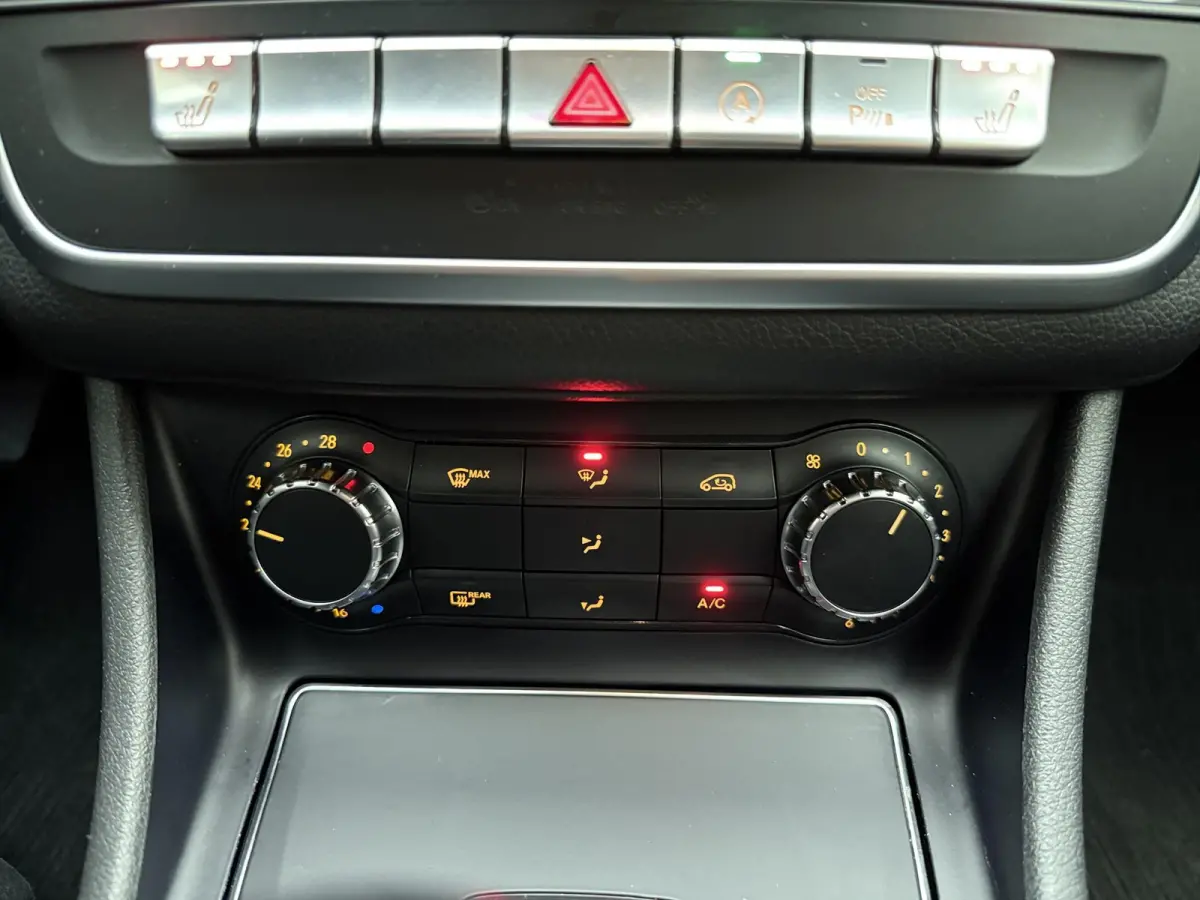 180 d Business Solution | Navigatie | Stoelverwarming | Airco | Privacy Glass | Lichtmetalen Velgen |