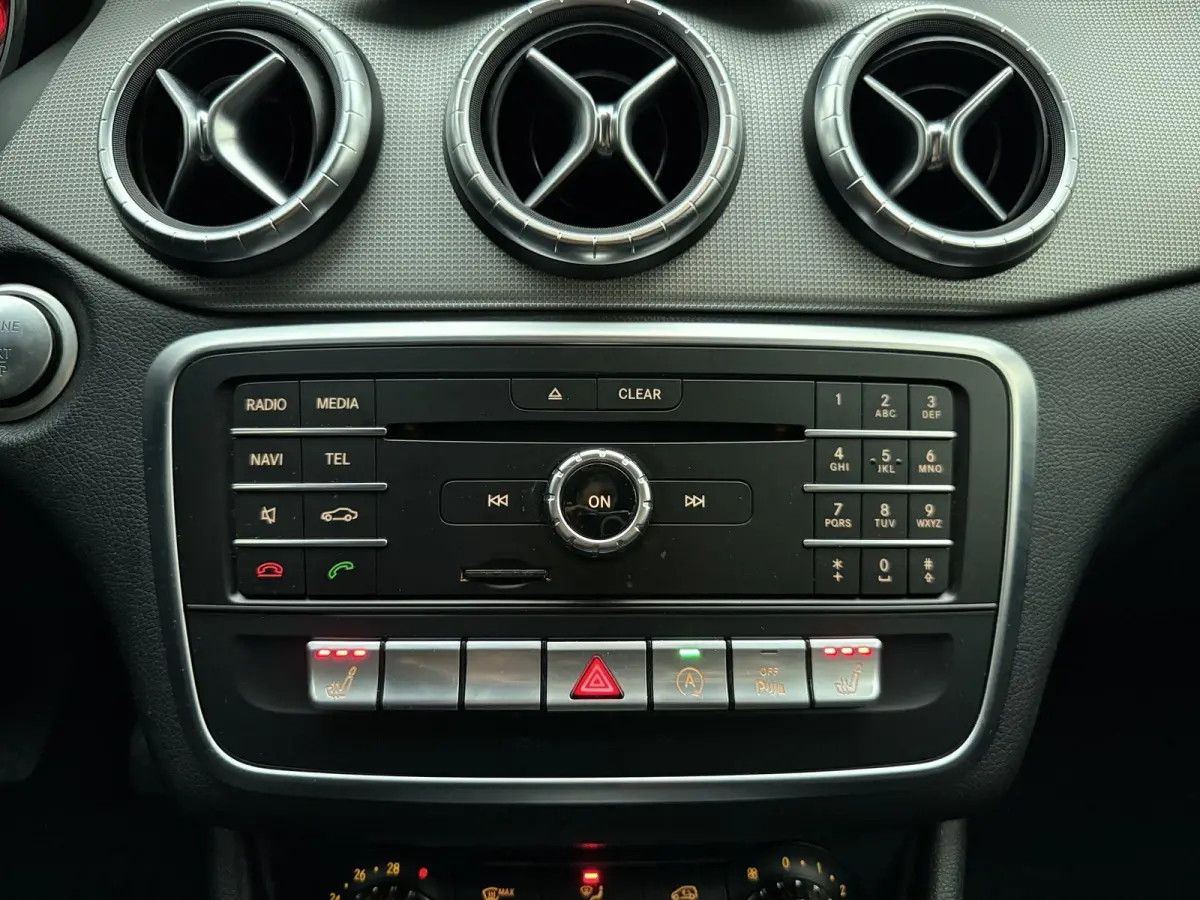 180 d Business Solution | Navigatie | Stoelverwarming | Airco | Privacy Glass | Lichtmetalen Velgen |