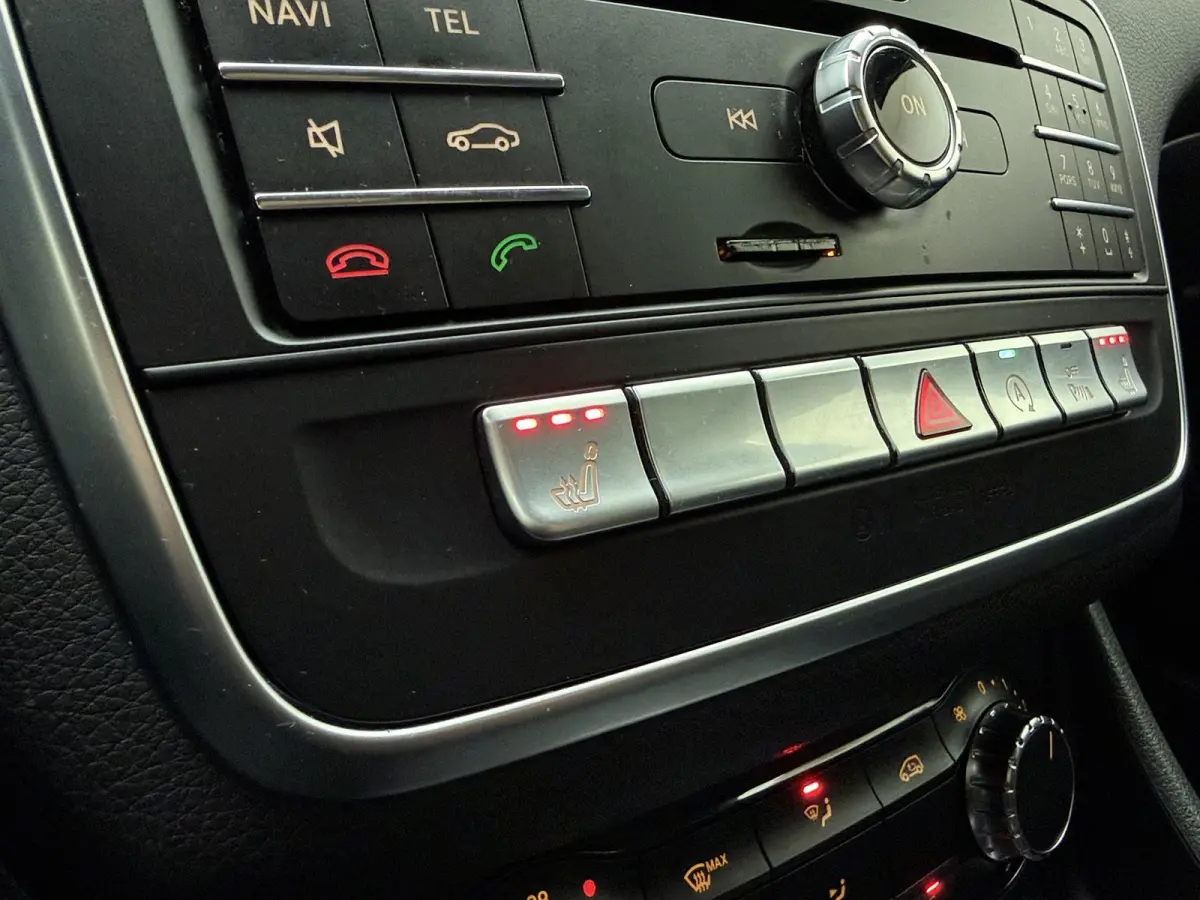 180 d Business Solution | Navigatie | Stoelverwarming | Airco | Privacy Glass | Lichtmetalen Velgen |