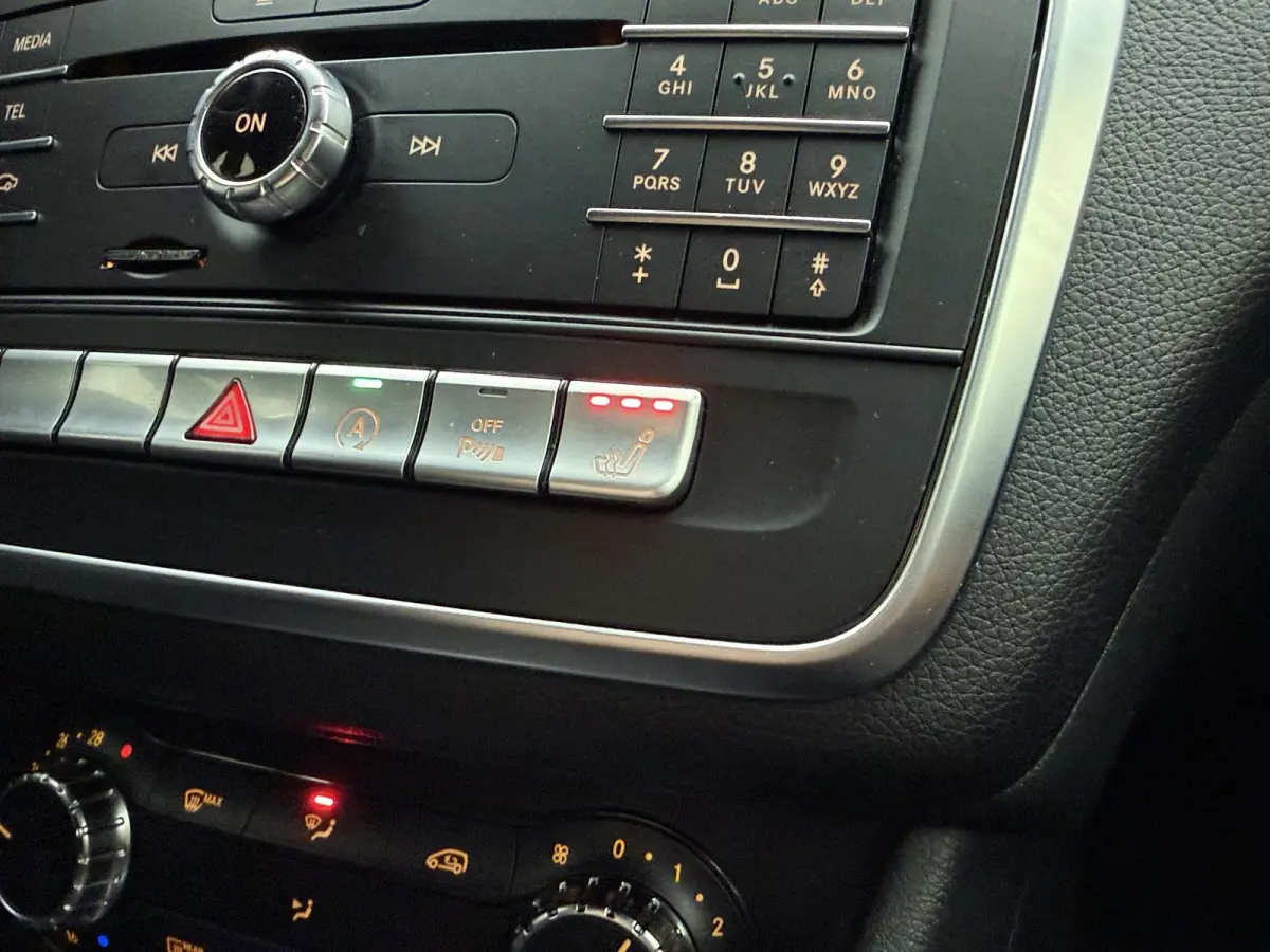 180 d Business Solution | Navigatie | Stoelverwarming | Airco | Privacy Glass | Lichtmetalen Velgen |