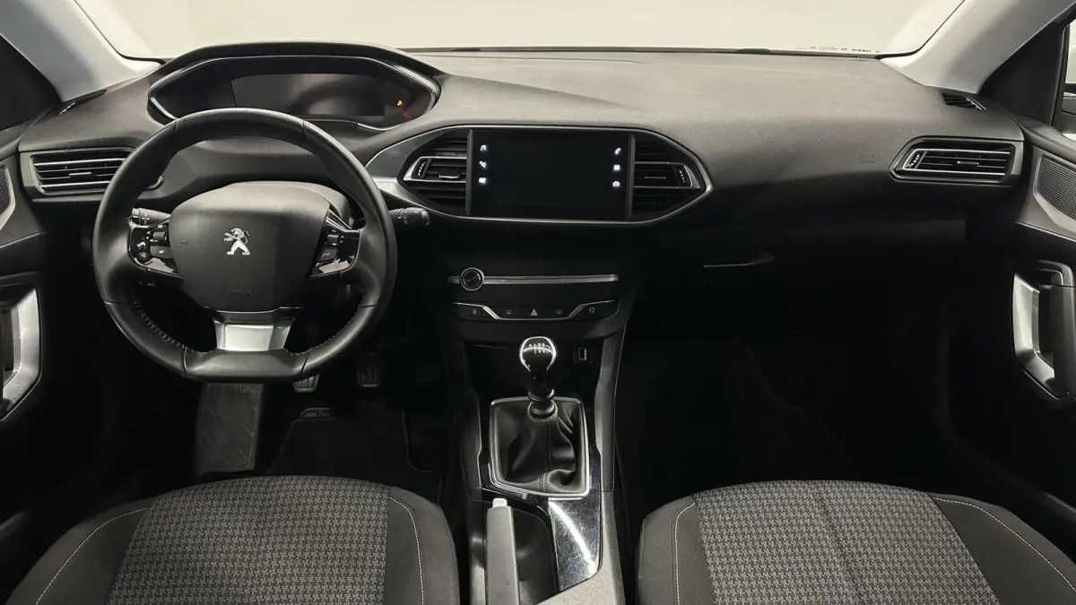 1.2 PureTech Active Pack TREKHAAK NACI LM CARPLAY.