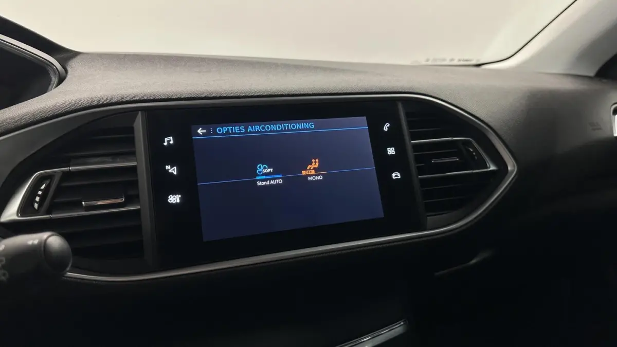 1.2 PureTech Active Pack TREKHAAK NACI LM CARPLAY.