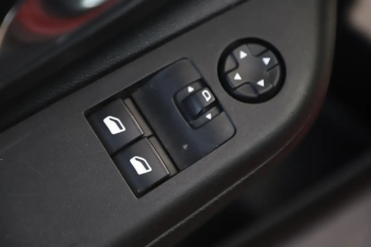 1.2 Edition NIEUWE DB RIEM! Radio Bluetooth Airco Cruise Control Rijstrooksensor Peperoncino Red Metallic!