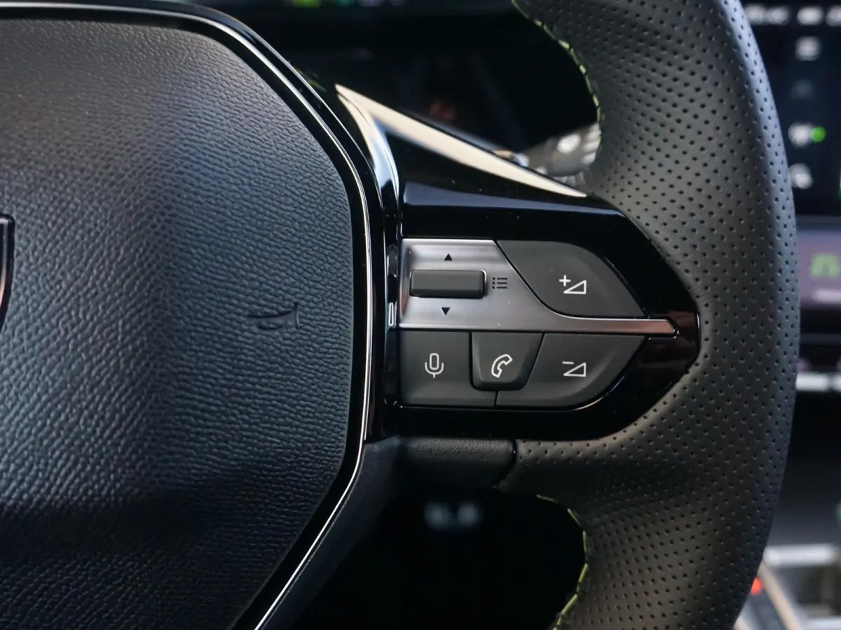 1.2 Hybrid 145 e-DCS6 GT | 360 Camera | Alcantara | Keyless Entry & Start |