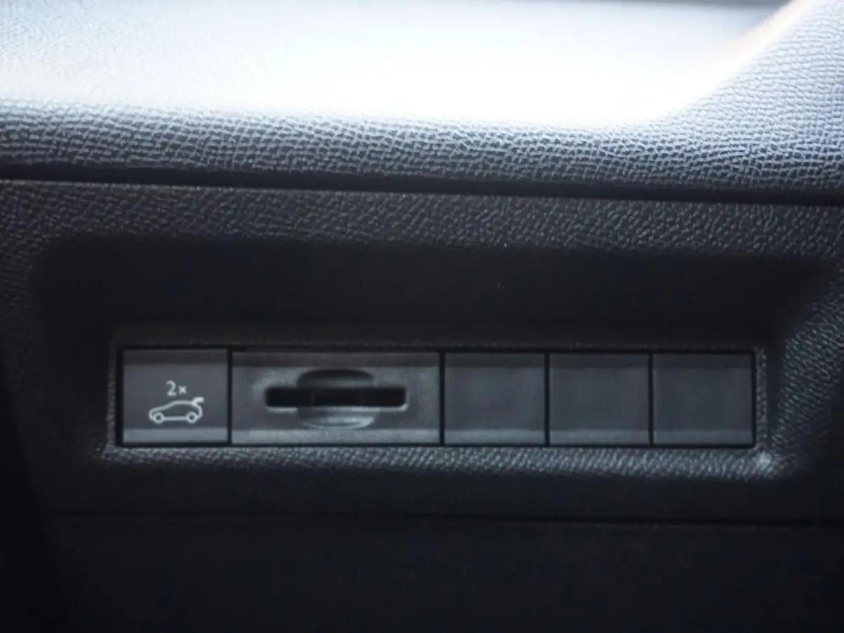 1.2 Hybrid 145 e-DCS6 GT | 360 Camera | Alcantara | Keyless Entry & Start |