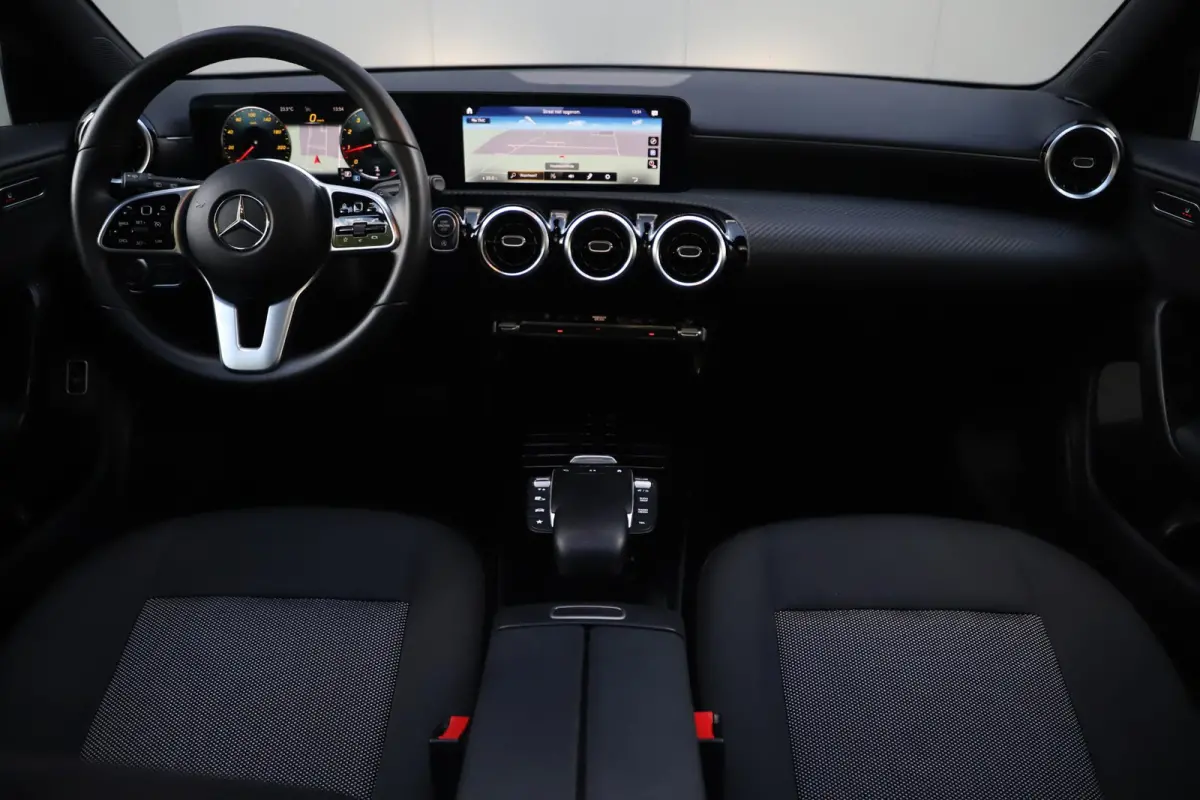 180 Business Solution Automaat Panoramadak Widescreen Full LED Stoelverwarming Navigatie Achteruitrijcamera Clima Cruise Control