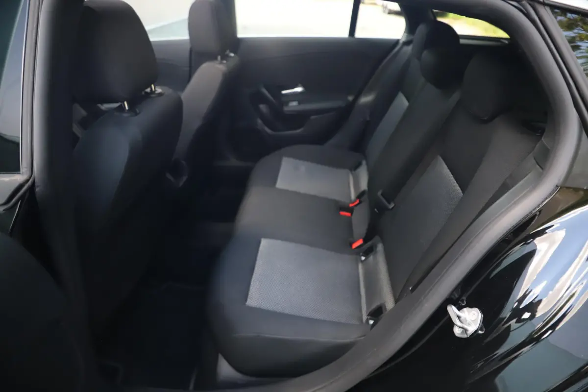 180 Business Solution Automaat Panoramadak Widescreen Full LED Stoelverwarming Navigatie Achteruitrijcamera Clima Cruise Control