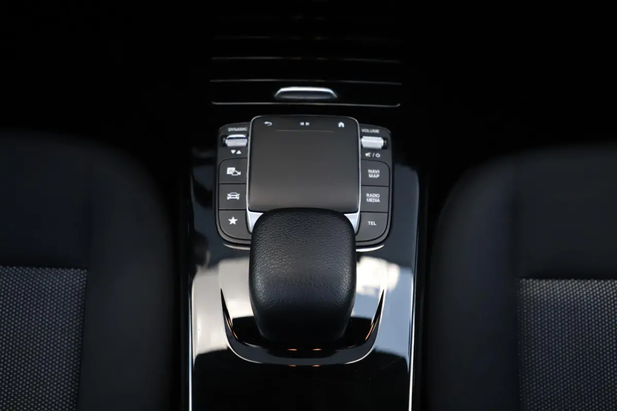180 Business Solution Automaat Panoramadak Widescreen Full LED Stoelverwarming Navigatie Achteruitrijcamera Clima Cruise Control