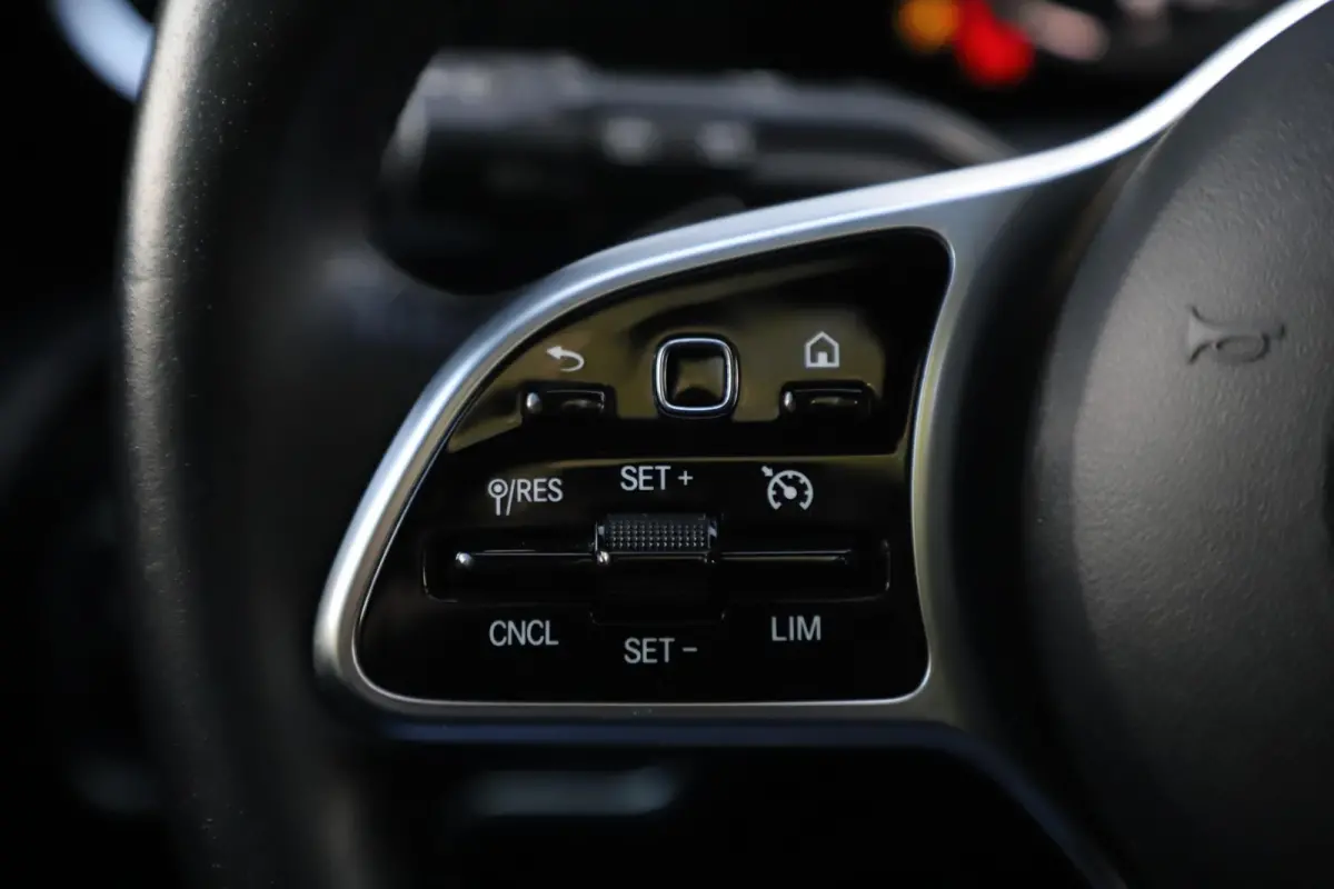 180 Business Solution Automaat Panoramadak Widescreen Full LED Stoelverwarming Navigatie Achteruitrijcamera Clima Cruise Control