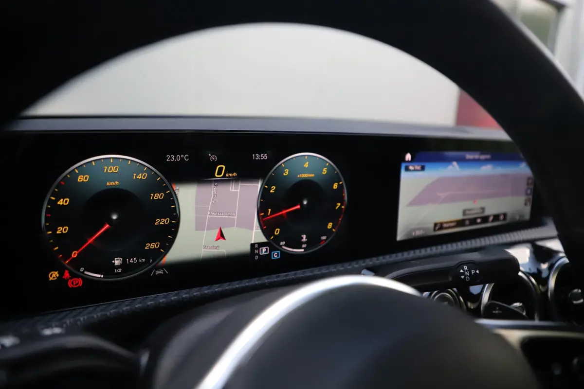 180 Business Solution Automaat Panoramadak Widescreen Full LED Stoelverwarming Navigatie Achteruitrijcamera Clima Cruise Control