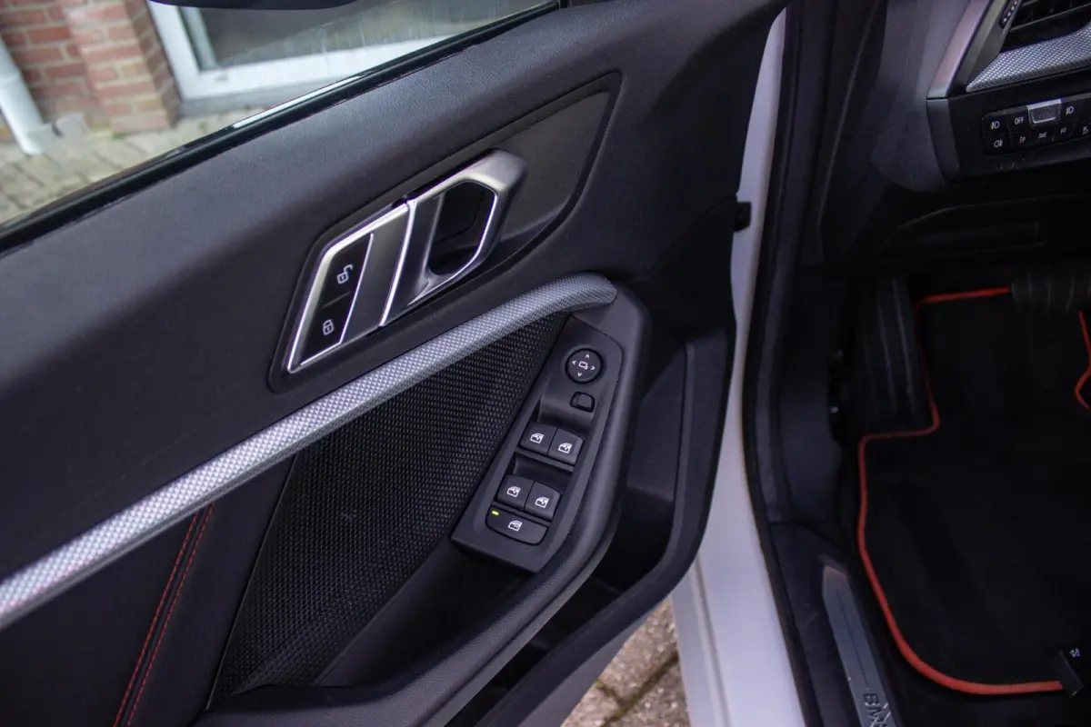 220i Business Edition Sport Line | 1e eigenaar | NL auto | BTW auto | Sportstuur | Adaptive LED | Sportstoelen | DAB | Navigatie | PDC | Cruise control