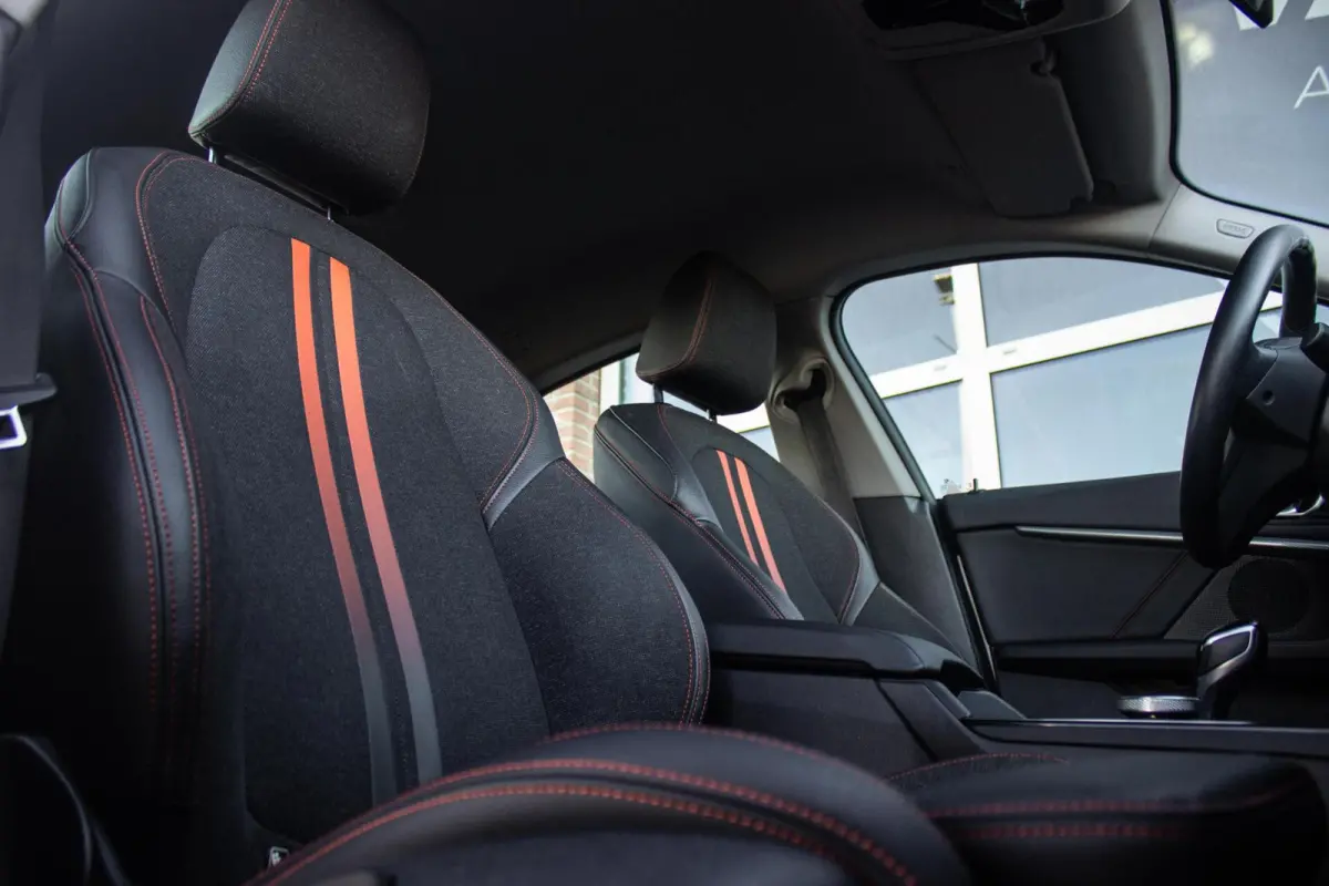 220i Business Edition Sport Line | 1e eigenaar | NL auto | BTW auto | Sportstuur | Adaptive LED | Sportstoelen | DAB | Navigatie | PDC | Cruise control