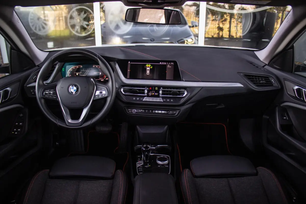 220i Business Edition Sport Line | 1e eigenaar | NL auto | BTW auto | Sportstuur | Adaptive LED | Sportstoelen | DAB | Navigatie | PDC | Cruise control