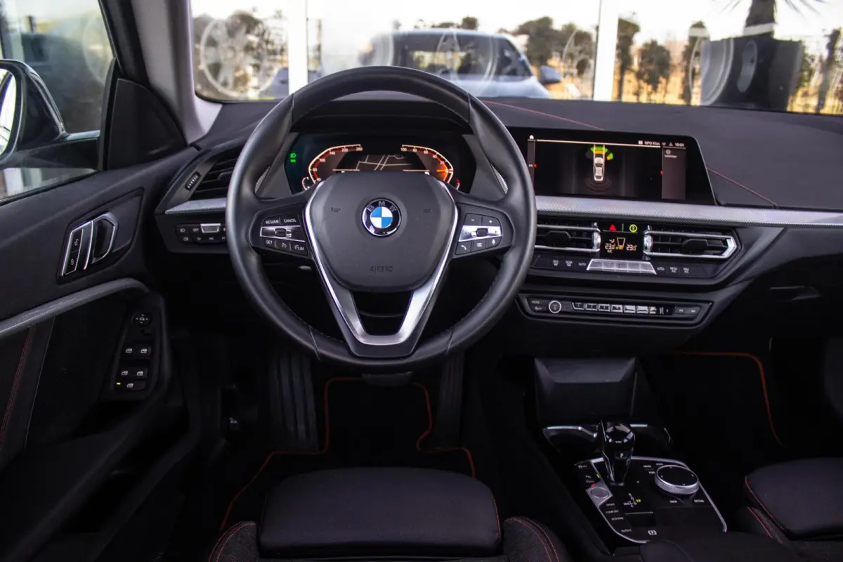 220i Business Edition Sport Line | 1e eigenaar | NL auto | BTW auto | Sportstuur | Adaptive LED | Sportstoelen | DAB | Navigatie | PDC | Cruise control