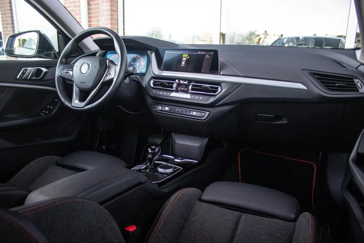 220i Business Edition Sport Line | 1e eigenaar | NL auto | BTW auto | Sportstuur | Adaptive LED | Sportstoelen | DAB | Navigatie | PDC | Cruise control