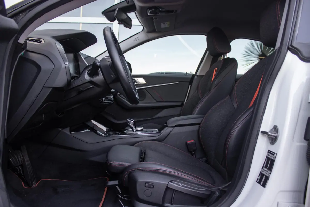 220i Business Edition Sport Line | 1e eigenaar | NL auto | BTW auto | Sportstuur | Adaptive LED | Sportstoelen | DAB | Navigatie | PDC | Cruise control