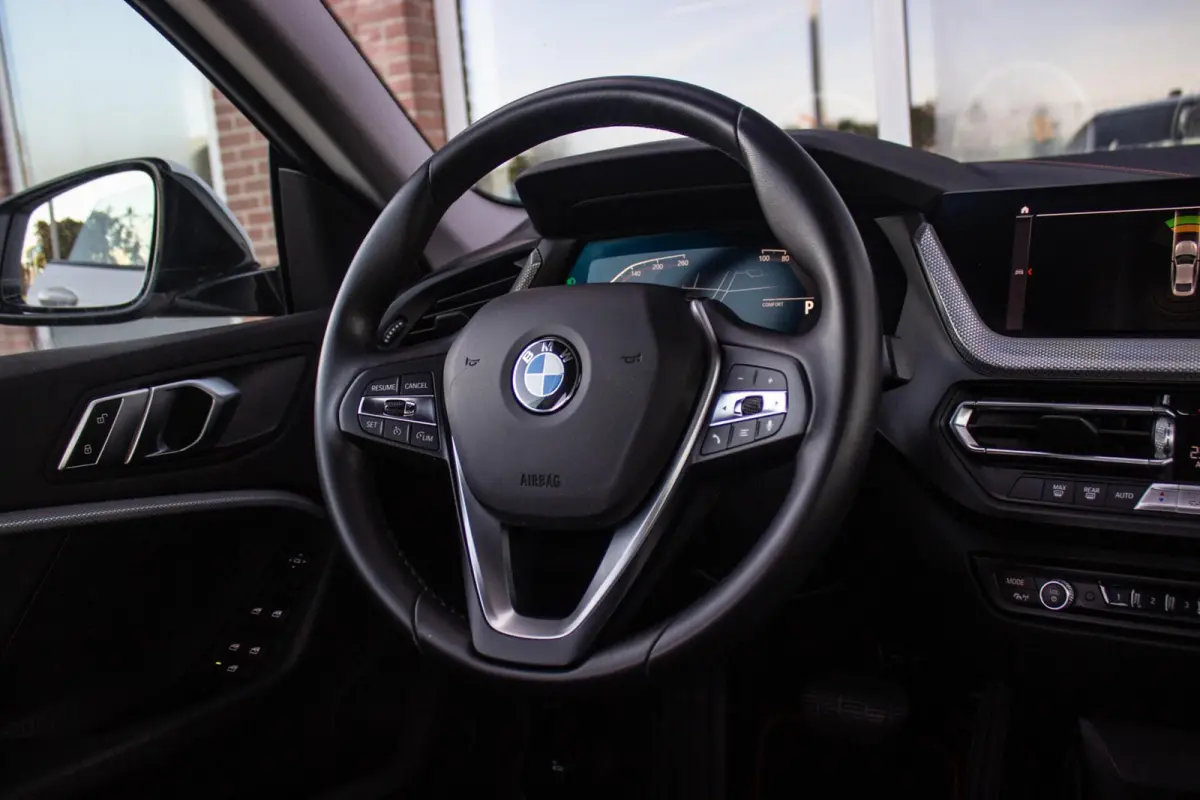 220i Business Edition Sport Line | 1e eigenaar | NL auto | BTW auto | Sportstuur | Adaptive LED | Sportstoelen | DAB | Navigatie | PDC | Cruise control