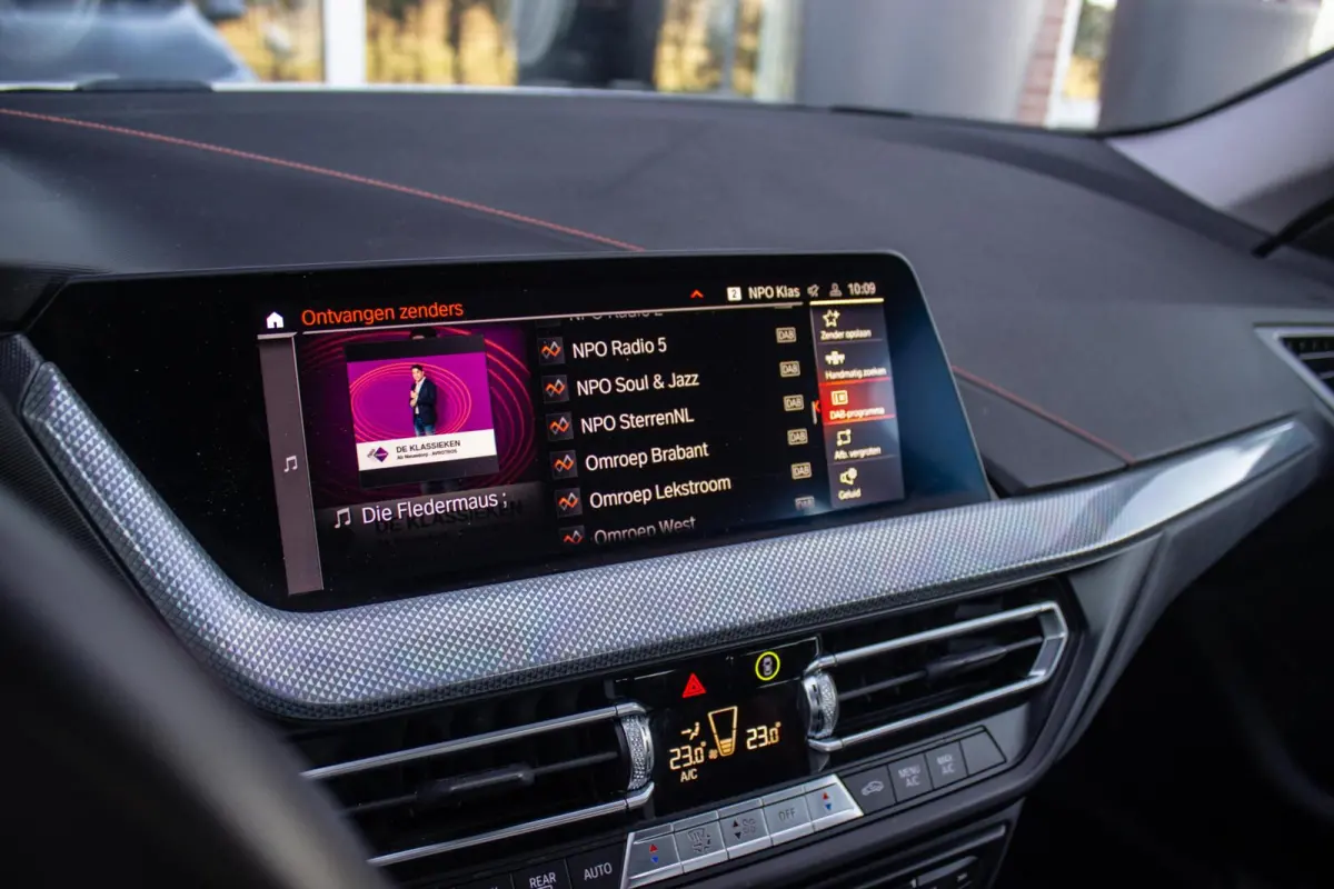 220i Business Edition Sport Line | 1e eigenaar | NL auto | BTW auto | Sportstuur | Adaptive LED | Sportstoelen | DAB | Navigatie | PDC | Cruise control