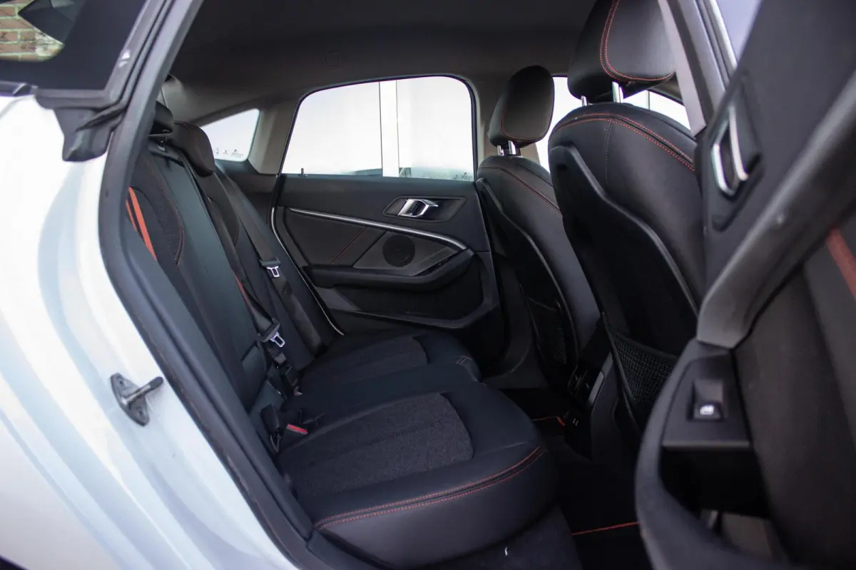 220i Business Edition Sport Line | 1e eigenaar | NL auto | BTW auto | Sportstuur | Adaptive LED | Sportstoelen | DAB | Navigatie | PDC | Cruise control