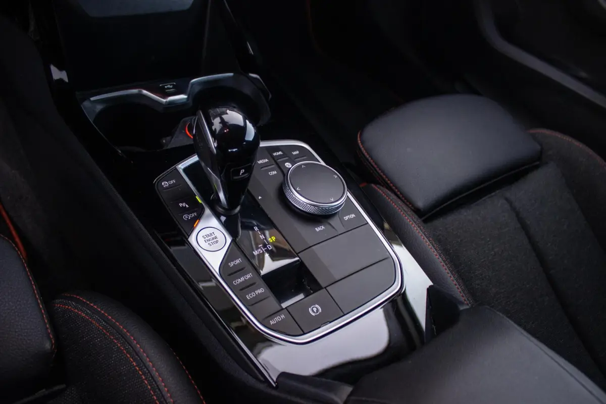 220i Business Edition Sport Line | 1e eigenaar | NL auto | BTW auto | Sportstuur | Adaptive LED | Sportstoelen | DAB | Navigatie | PDC | Cruise control