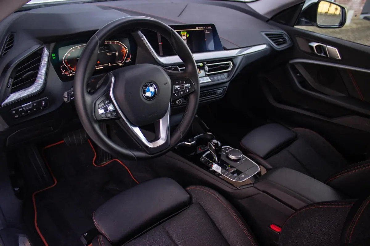 220i Business Edition Sport Line | 1e eigenaar | NL auto | BTW auto | Sportstuur | Adaptive LED | Sportstoelen | DAB | Navigatie | PDC | Cruise control