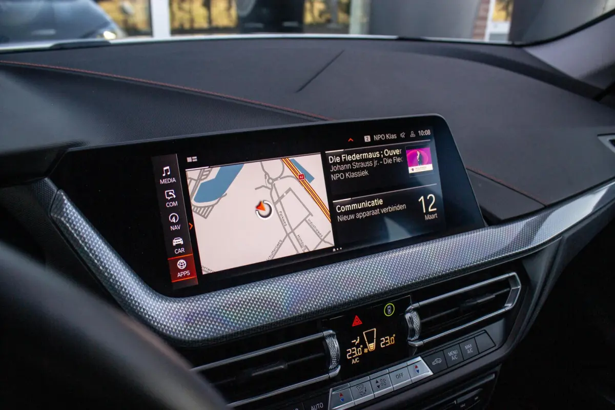 220i Business Edition Sport Line | 1e eigenaar | NL auto | BTW auto | Sportstuur | Adaptive LED | Sportstoelen | DAB | Navigatie | PDC | Cruise control