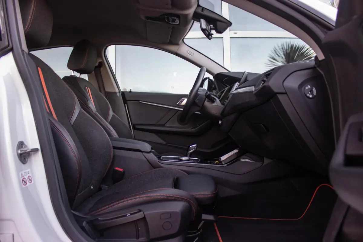 220i Business Edition Sport Line | 1e eigenaar | NL auto | BTW auto | Sportstuur | Adaptive LED | Sportstoelen | DAB | Navigatie | PDC | Cruise control