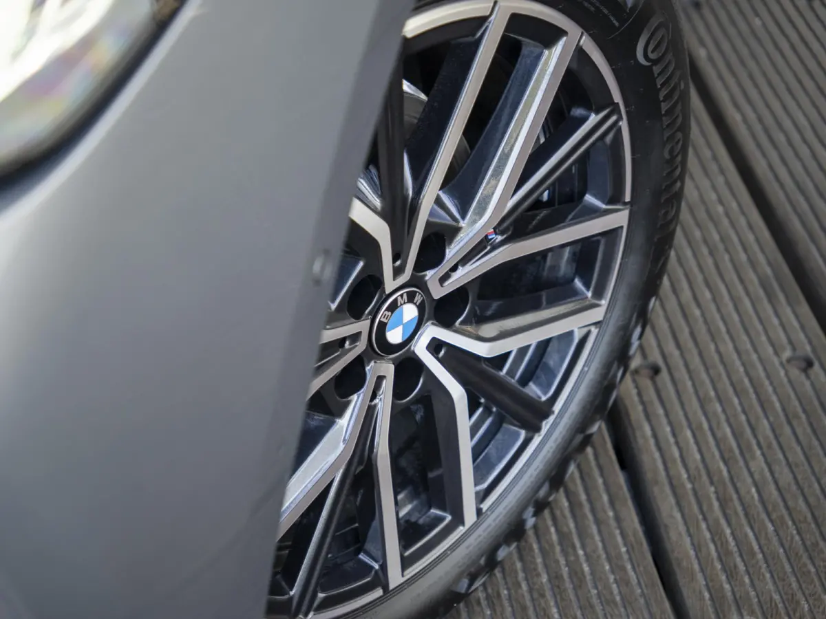 225e xDrive | M Sport Pakket | Innovation Pack | 18" | Head-Up Display | Verwarmd Stuurwiel | Trekhaak |